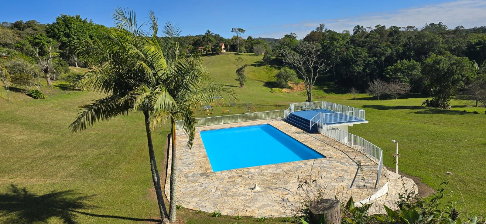 Piscina com deck de pedra