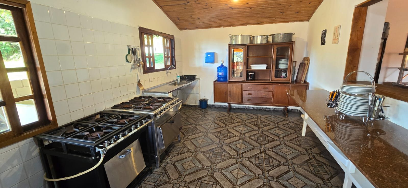 Cozinha equipada com fogão industrial e armários